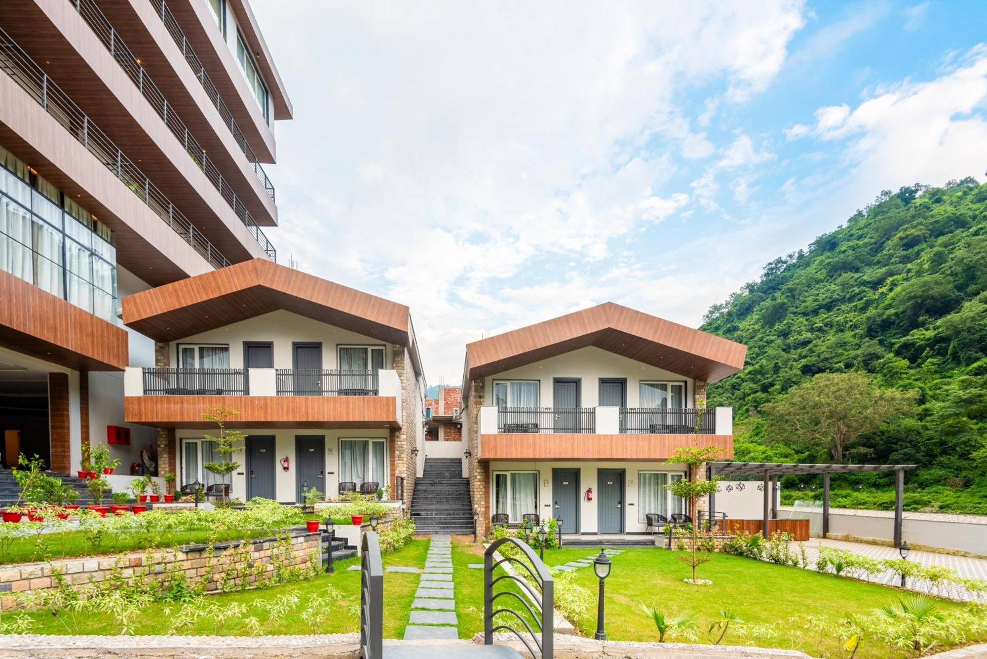 Dls Divine River Resort And Spa, リシケーシュ エクステリア 写真
